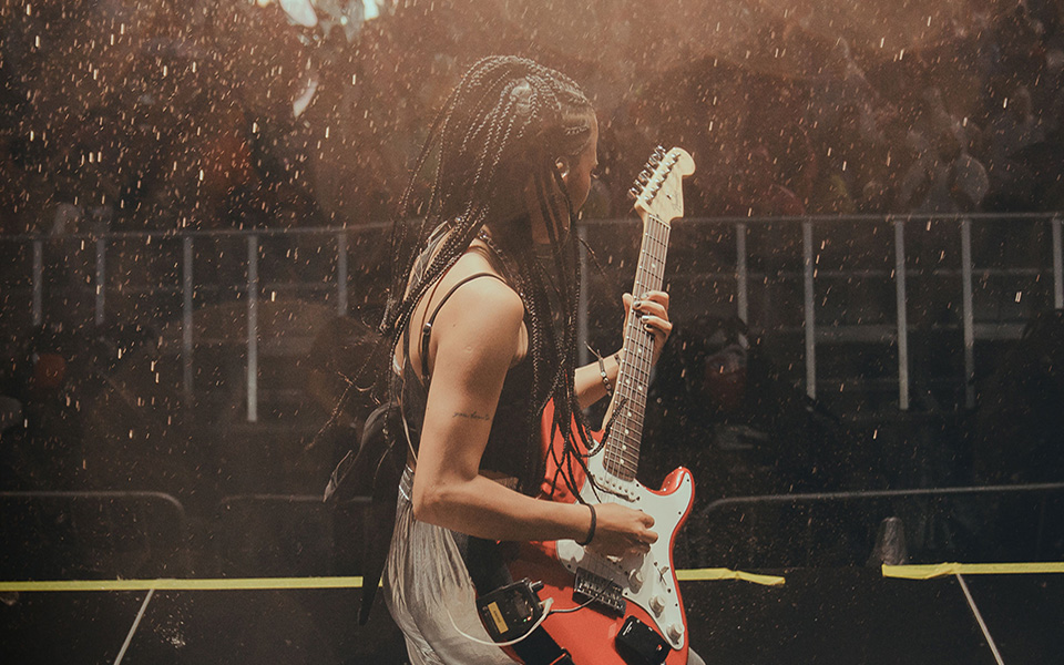 Andrea en concierto bajo la lluvia