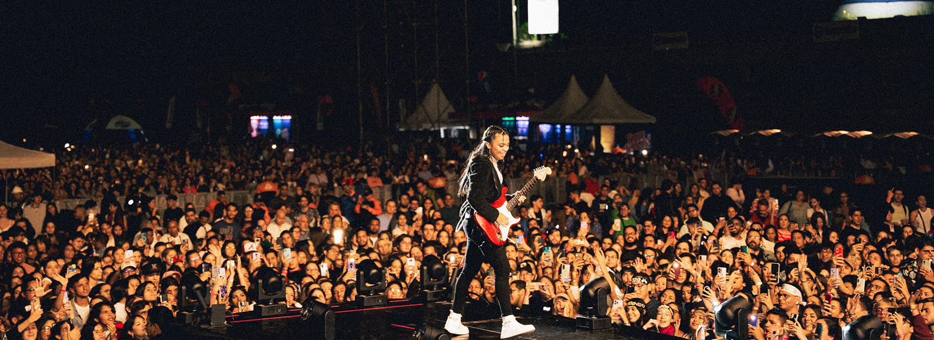 Andrea — solo en escenario